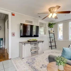  Apartment Light & Bright! Quaint Downtown Bungalow!