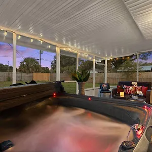  Holiday home Family-friendly With Private Hot Tub!